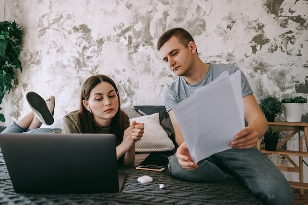 I colleghi discutono del progetto e lavorano insieme