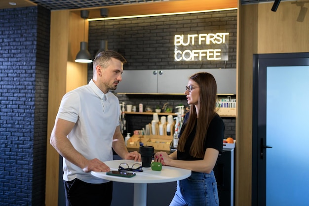 I colleghi tengono una riunione nella caffetteria dell'ufficio