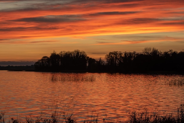 I colori del tramonto sul lago in Irlanda vicino alla città di Mullingar