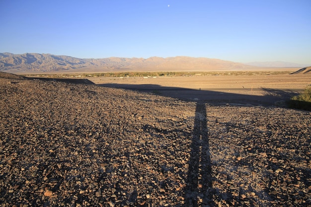 I colori dell'autunno nel lago di giugno e nelle sierre orientali della California