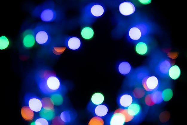 I colori delle luci lampeggiano in blu, verde, viola e arancione sotto forma di Bokeh.