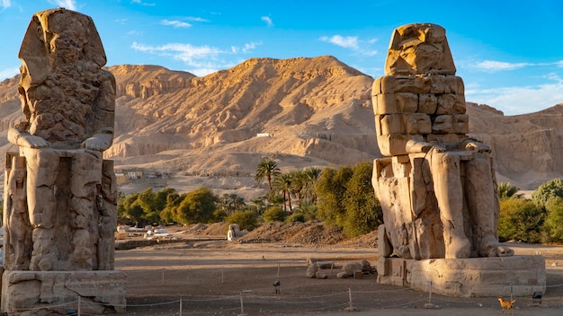 I Colossi di Memnone, due massicce statue in pietra del faraone Amenofi III, che regnò in Egitto durante la XVIII dinastia.