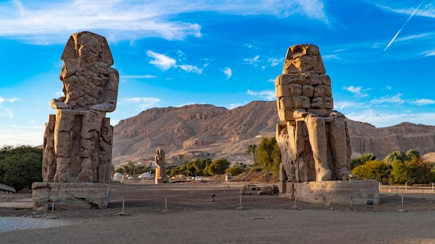 I Colossi di Memnone, due massicce statue in pietra del faraone Amenofi III, che regnò in Egitto durante la XVIII dinastia.