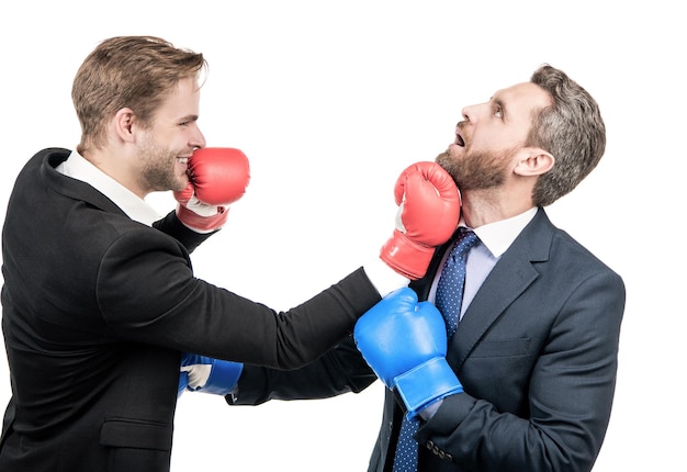 I concorrenti dei partner commerciali combattono con i guantoni da boxe in abiti da cerimonia isolati su bianco, concorrenza.