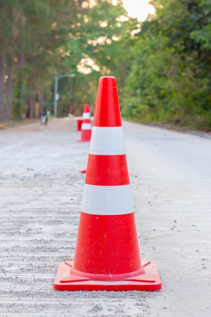 I coni spartitraffico sono posizionati su strade in costruzione.