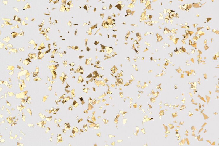 Foto i coriandoli d'oro brillano su sfondo bianco, lamina dorata, sfondo festivo.
