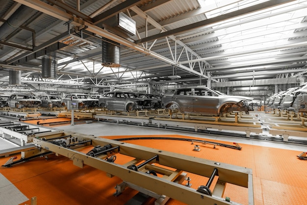 I corpi delle auto sono sulla linea di assemblaggio della fabbrica per la produzione di automobili nell'industria automobilistica moderna