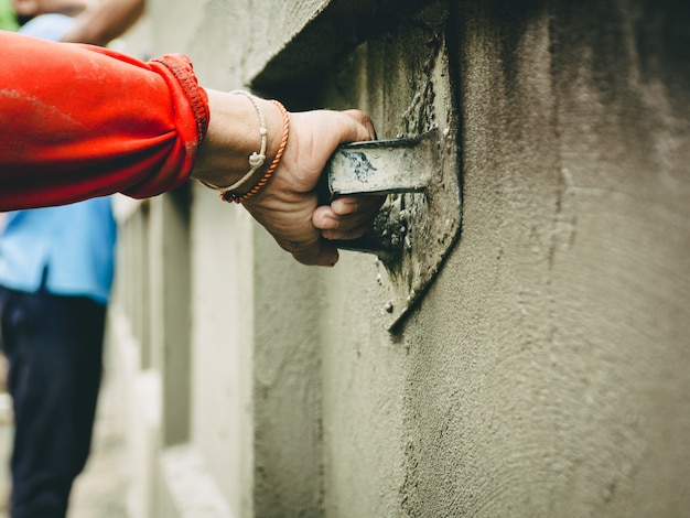 I costruttori stanno intonacando le pareti della casa con cura.