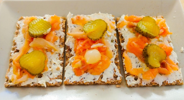 I cracker al salmone affumicato vengono serviti su un piatto da portata.