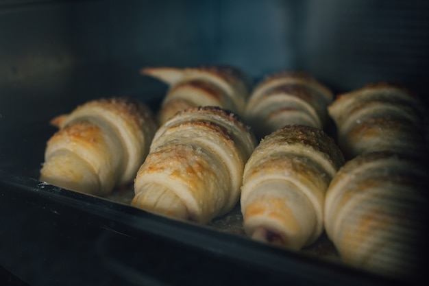 I croissant fatti in casa sono cotti al forno