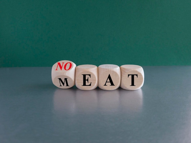 I cubi di legno formano l'espressione "non mangiare carne" Bella tavola grigia sfondo verde spazio di copia