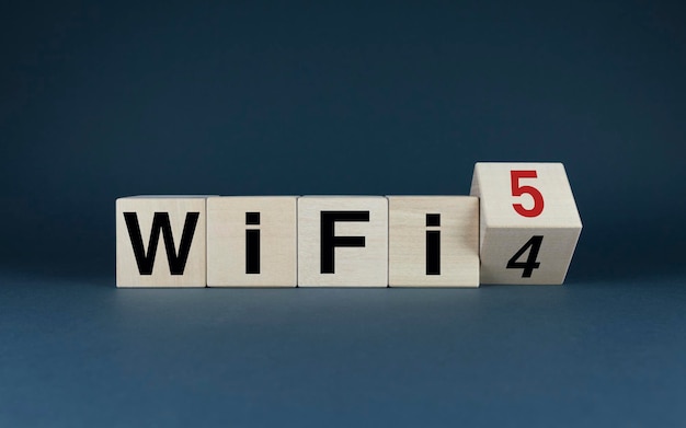 I cubi formano le parole da WiFi 4 a WiFi 5 Il concetto di passaggio ai più recenti standard di rete wireless