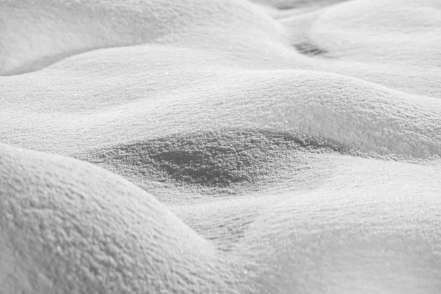 I cumuli di neve sono isolati su uno sfondo bianco nei toni del grigio