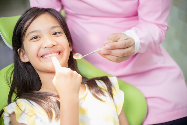 I denti delle bambine asiatiche sono sani nello studio dentistico Cure dentistiche Cure dentistiche