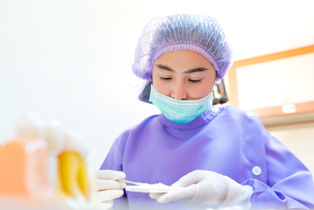 I dentisti preparano strumenti per l'odontoiatria. Concetto di assistenza sanitaria presso la clinica dentale con tecnologia innovativa.