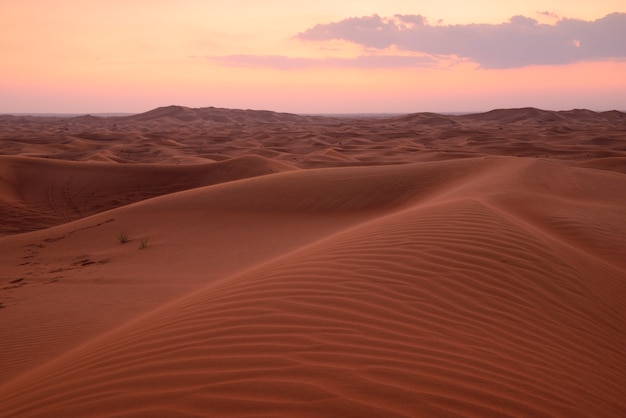 I deserti e le dune di sabbia abbelliscono al tramonto a Hatta, Dubai, Emirati Arabi Uniti