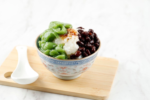 I dessert malesi chiamati Cendol Cendol sono fatti con cubetti di ghiaccio tritati Fagiolo rosso Varietà di dolci e frutta