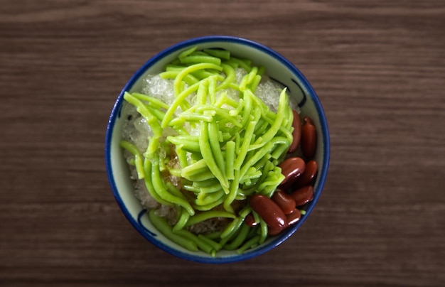 I dessert malesi chiamati Cendol Cendol sono fatti con cubetti di ghiaccio tritato