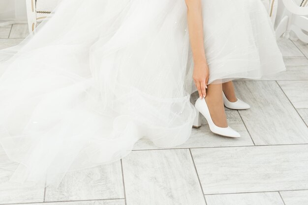 I dettagli del giorno del matrimonio La sposa indossa le scarpe da sposa