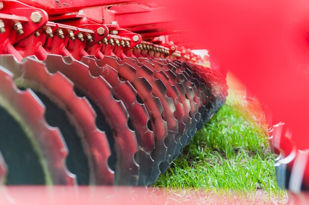 I dettagli dell'erpice agricolo rosso si chiudono su