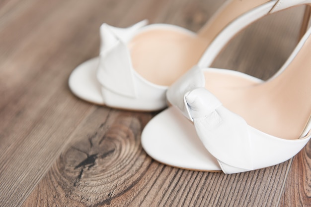 I dettagli delle scarpe da sposa del giorno del matrimonio