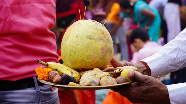 I devoti indù offrono prasad frutta verdura