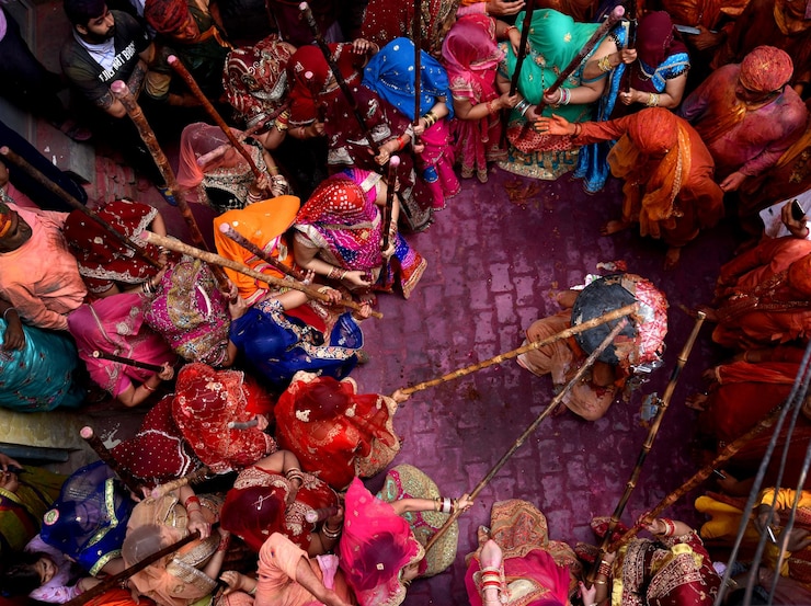Foto i devoti si lanciano la polvere colorata mentre festeggiano durante la festa di lathmar holi