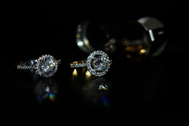 I diamanti sono preziosi, costosi e rari per fare gioielli.