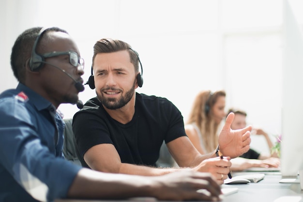 I dipendenti del business center discutono delle informazioni al Deskphoto con spazio per la copia