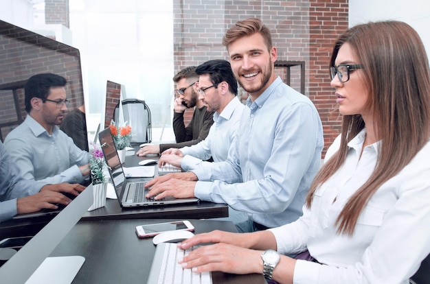 I dipendenti del business center lavorano sui computer