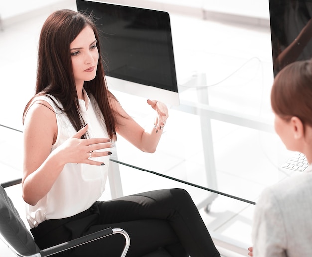 I dipendenti dell'azienda discutono di problemi di lavoro sul desktop