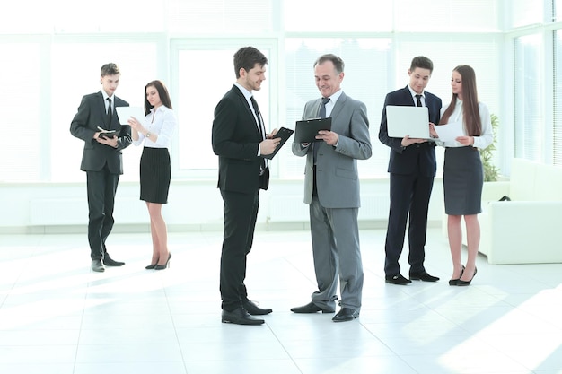 I dipendenti dell'azienda si stanno preparando per iniziare un incontro di lavoro