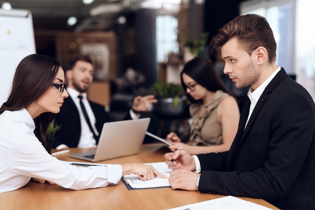 I dipendenti dell'azienda tengono una riunione al tavolo.