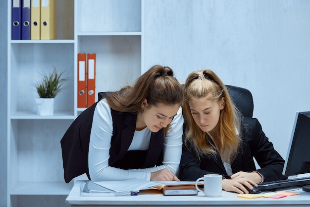 I dipendenti dell'ufficio fanno il lavoro insieme