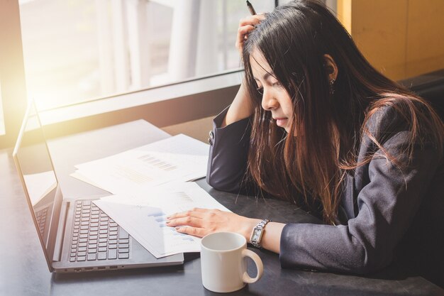 I dipendenti hanno mal di testa nel loro posto di lavoro, uomo d&#39;affari in mancanza, giovane donna delusa