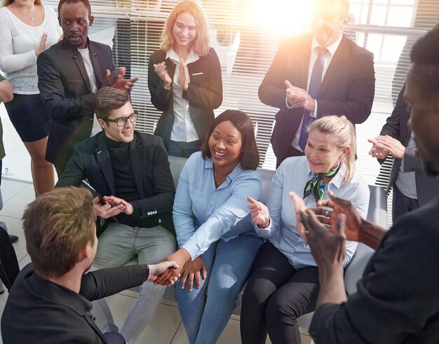 I dipendenti salutano il loro nuovo collega con un applauso.