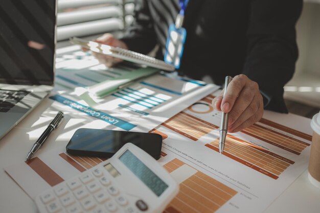 i dipendenti si siedono in un ufficio con una pila di documenti che devono essere completati prima della fine del lavoro gli imprenditori stanno pianificando il loro lavoro per prepararsi alla presentazione agli investitori