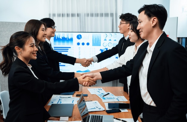 I dipendenti si stringono la mano per il simbolo dell'armonia dopo un incontro di lavoro di successo