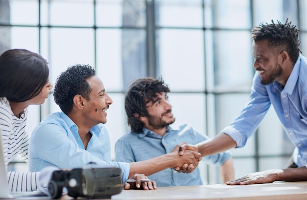 I dirigenti di successo della collaborazione aziendale si salutano con una stretta di mano in ufficio