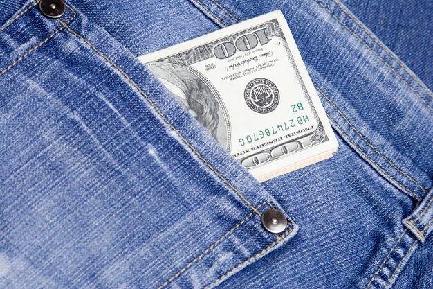 I dollari sono nella tasca dei jeans