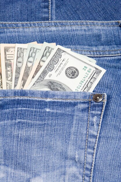 I dollari sono nella tasca dei jeans