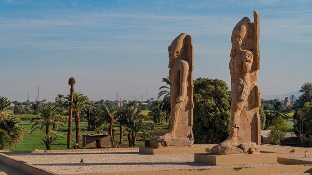 I due colossi di Amenhotep III alla porta settentrionale del tempio di Amenhotep III. Luxor. Egitto.