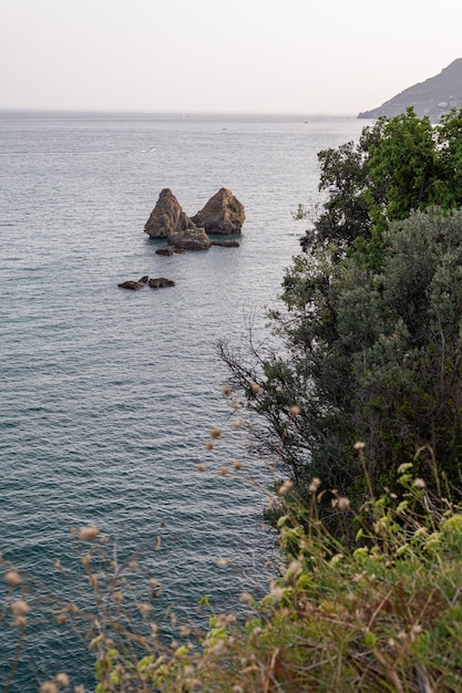 I Due Fratelli Due fratelli sono un gruppo di rocce situato nel comune di Vietri sul Mare in provincia di Salerno