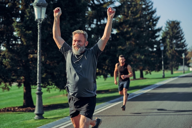 I due sportivi che corrono su strada