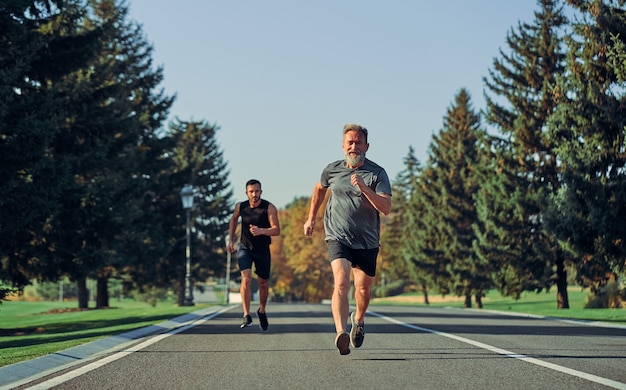 I due sportivi che corrono su strada