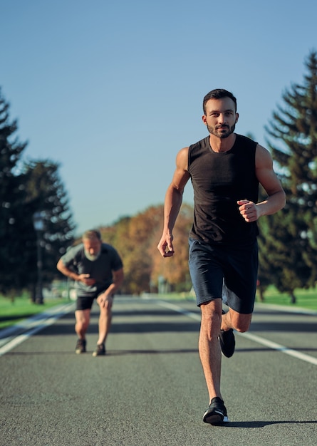 I due sportivi fanno jogging su strada