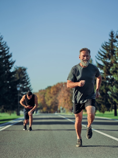 I due sportivi fanno jogging su strada