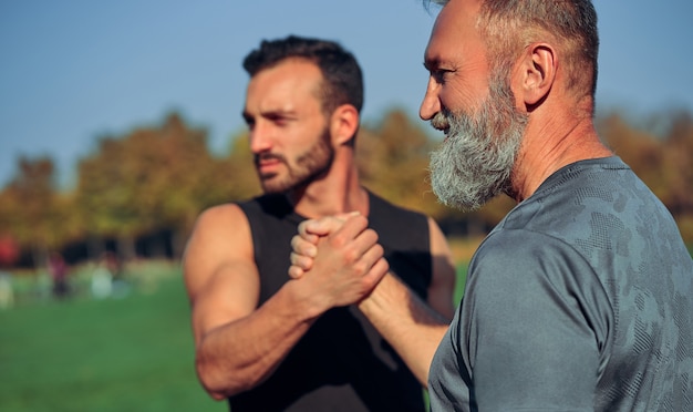 I due sportivi si salutano all'aperto