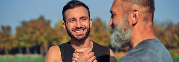 I due sportivi si salutano all'aperto