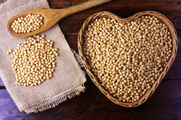 I fagioli crudi e freschi della soia dentro il canestro con cuore modellano sulla tavola di legno rustica